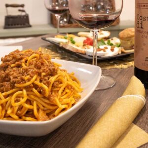 Spaghetti alla chitarra al ragù ristorante Opi con vino rosso e specialità della cucina tradizionale abruzzese