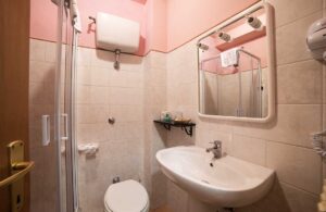 Bagno privato di una camera della Dimora Fresilia con doccia e set essenziale nel centro storico di Opi