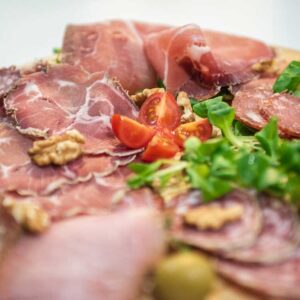 Tagliere di salumi ristorante Opi con affettati tipici, verdure fresche e sapori della tradizione abruzzese