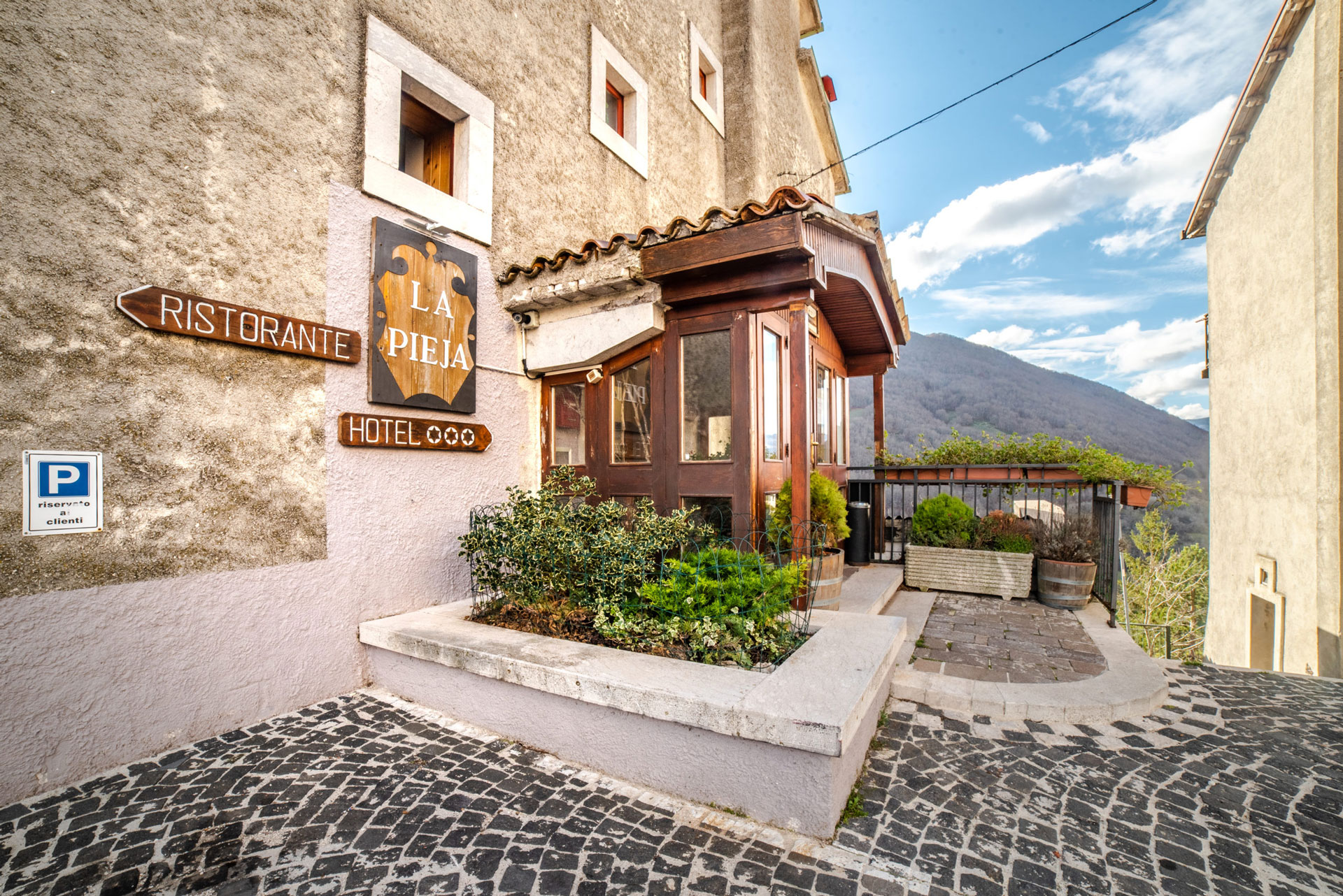 Esterno Hotel – Facciata dell’Hotel La Pieja, situato nel centro storico di Opi, uno dei Borghi più belli d’Italia.