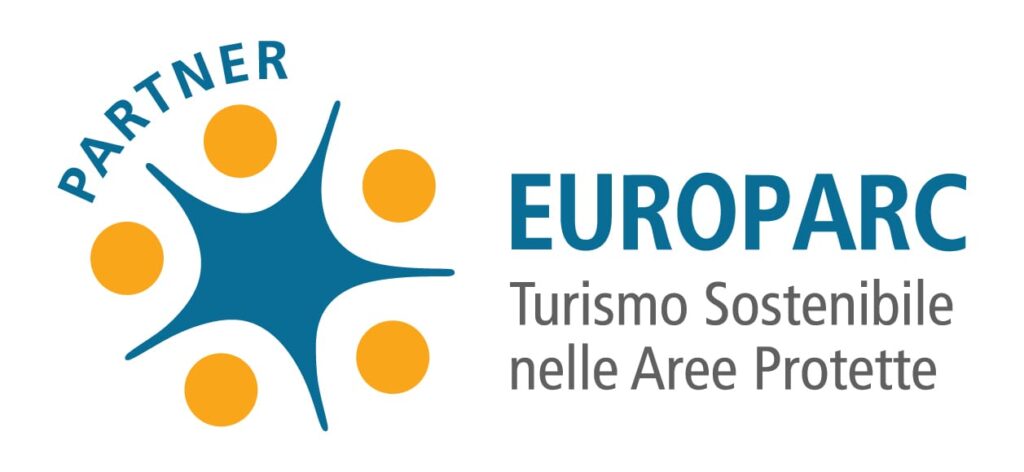 Premio EuroParc – Riconoscimento europeo assegnato all’Hotel La Pieja per il suo impegno nella sostenibilità e nel turismo responsabile nel Parco Nazionale d’Abruzzo.