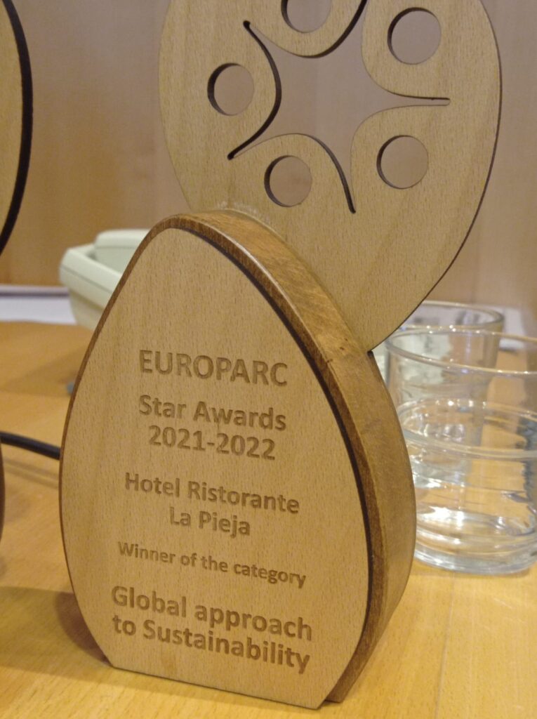 Premio EuroParc – Riconoscimento europeo assegnato all’Hotel La Pieja per il suo impegno nella sostenibilità e nel turismo responsabile nel Parco Nazionale d’Abruzzo.