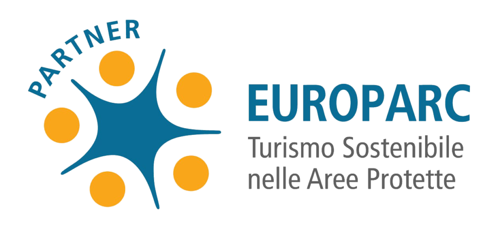 Premio EuroParc – Riconoscimento europeo assegnato all’Hotel La Pieja per il suo impegno nella sostenibilità e nel turismo responsabile nel Parco Nazionale d’Abruzzo.