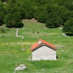 Stazzo Valle Fredda – Rifugio rustico tra le montagne della Valle Fredda, ideale per una sosta immersa nella tranquillità del Parco Nazionale.