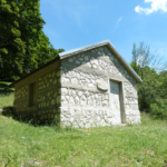 Stazzo Monte Marsicano – Bivacco panoramico situato sul Monte Marsicano, perfetto per escursionisti alla ricerca di un’esperienza autentica nella natura.