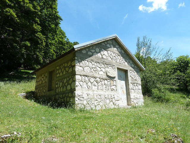 Stazzo Monte Marsicano – Bivacco panoramico situato sul Monte Marsicano, perfetto per escursionisti alla ricerca di un’esperienza autentica nella natura.