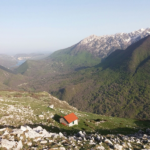 Stazzo Forcone – Bivacco di montagna situato nella zona del Monte Forcone, perfetto per un’esperienza a contatto con la natura selvaggia.