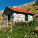 Stazzo Forcone – Bivacco di montagna situato nella zona del Monte Forcone, perfetto per un’esperienza a contatto con la natura selvaggia.