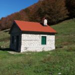 Stazzo Valle Fredda – Rifugio rustico tra le montagne della Valle Fredda, ideale per una sosta immersa nella tranquillità del Parco Nazionale.