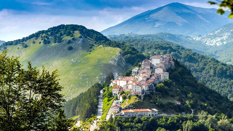 Borgo di Opi – Scorcio del borgo medievale di Opi, con le sue caratteristiche case in pietra.