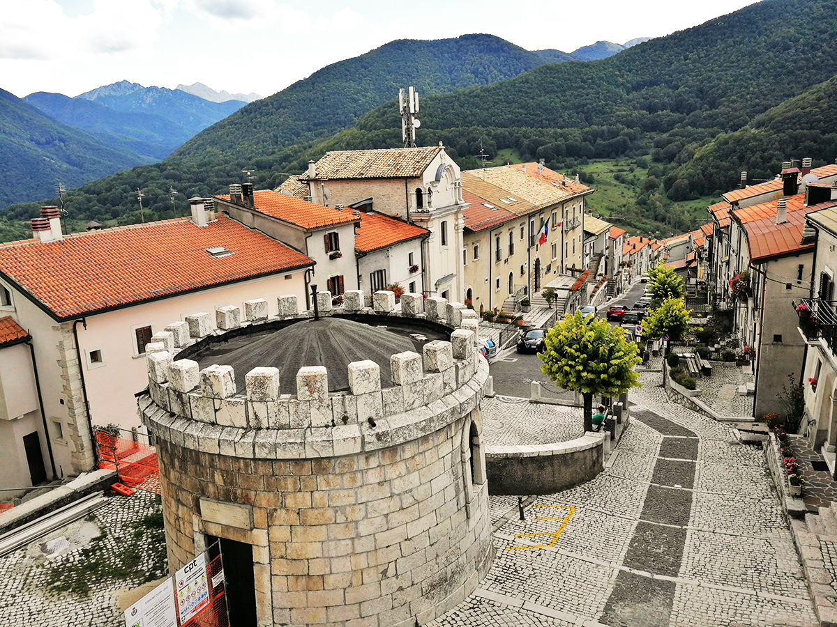 Borgo di Opi – Scorcio del borgo medievale di Opi, con le sue caratteristiche case in pietra.