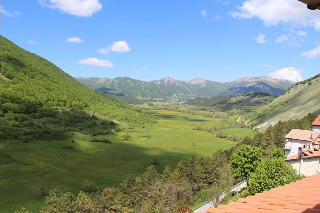Panorama dalle finestre – Vista dalle camere dell’Hotel La Pieja: montagne, vallate e natura incontaminata.