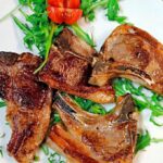 Secondi – Specialità di carne e piatti tipici abruzzesi, serviti con contorni di stagione.
