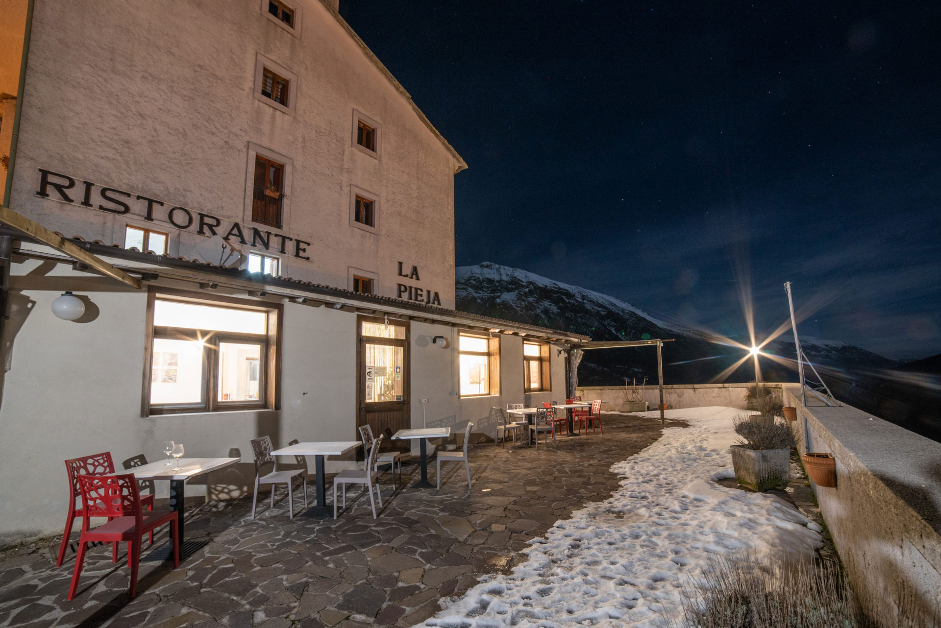 Terrazza panoramica – Tavoli all’aperto con vista mozzafiato sulla valle e le vette del Parco Nazionale d’Abruzzo.