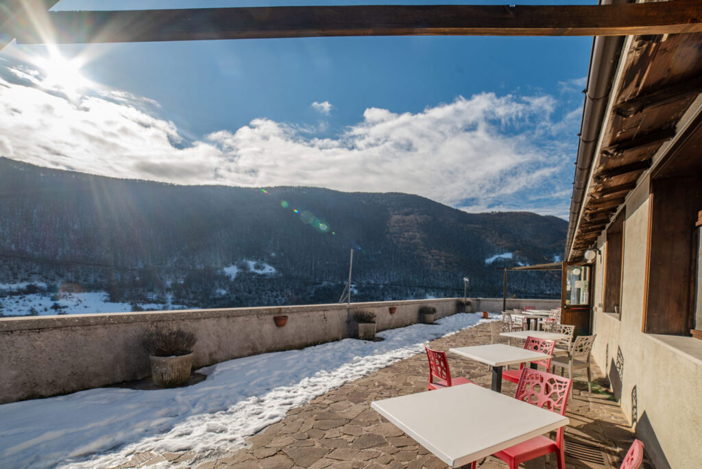 Terrazza panoramica – Tavoli all’aperto con vista mozzafiato sulla valle e le vette del Parco Nazionale d’Abruzzo.