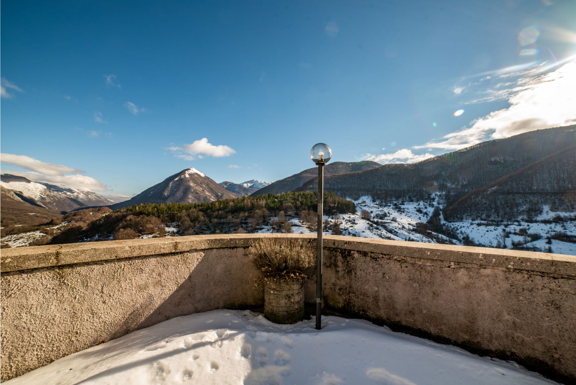 Terrazza panoramica – Tavoli all’aperto con vista mozzafiato sulla valle e le vette del Parco Nazionale d’Abruzzo.