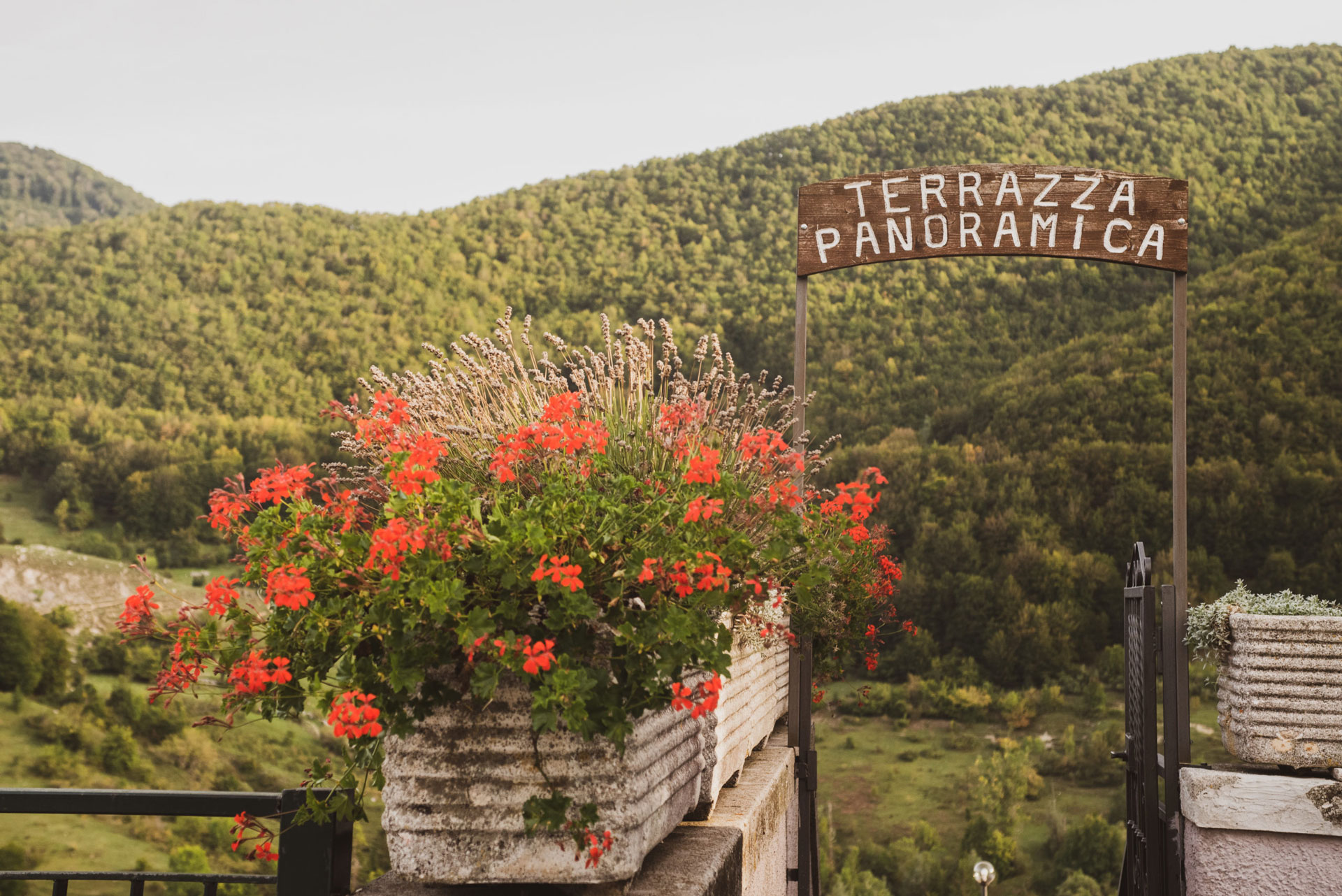 Terrazza panoramica – Tavoli all’aperto con vista mozzafiato sulla valle e le vette del Parco Nazionale d’Abruzzo.